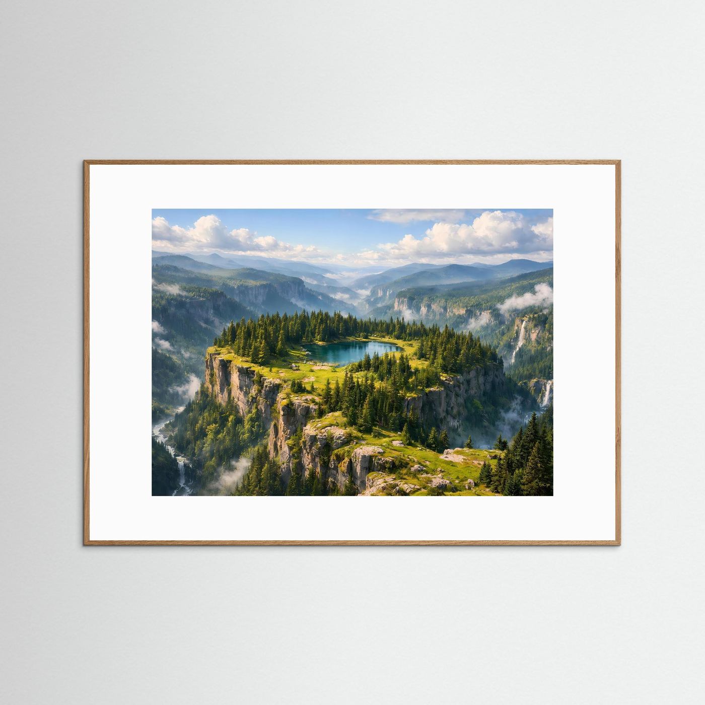 Wandbild im hellbraunen Rahmen mit weißem Passepartout