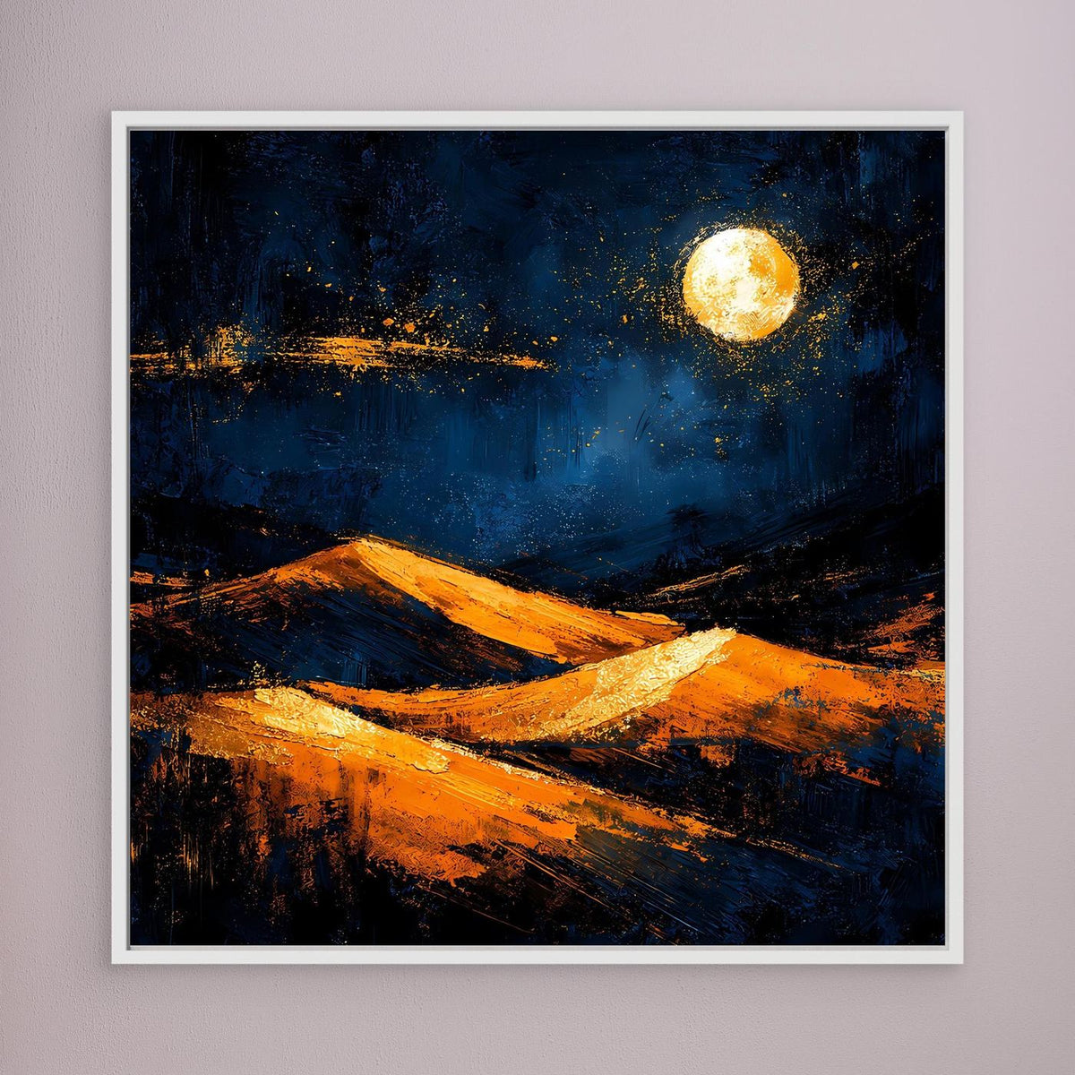 Abstraktes Leinwand-Wandbild mit goldenen Dünen, dunklem Blau und hellem Mond, weiß gerahmt