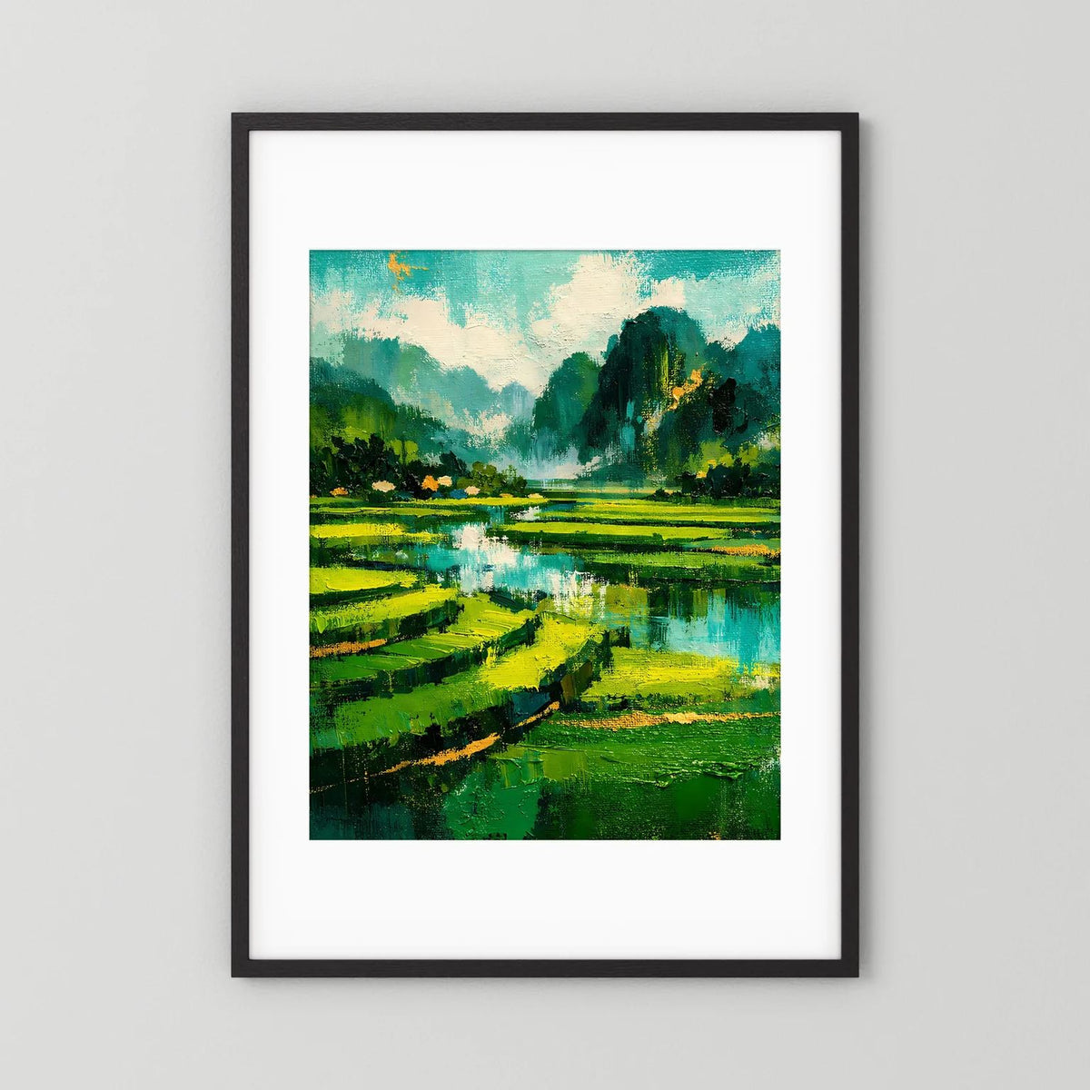 Poster mit grüner Berglandschaft und Wasser, schwarzer Rahmen mit weißem Passepartout