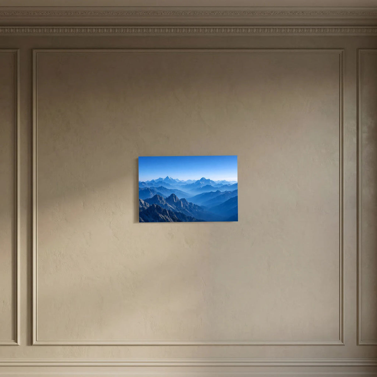 Wandposter mit blauer Berglandschaft vor Zierpaneel, Querformat