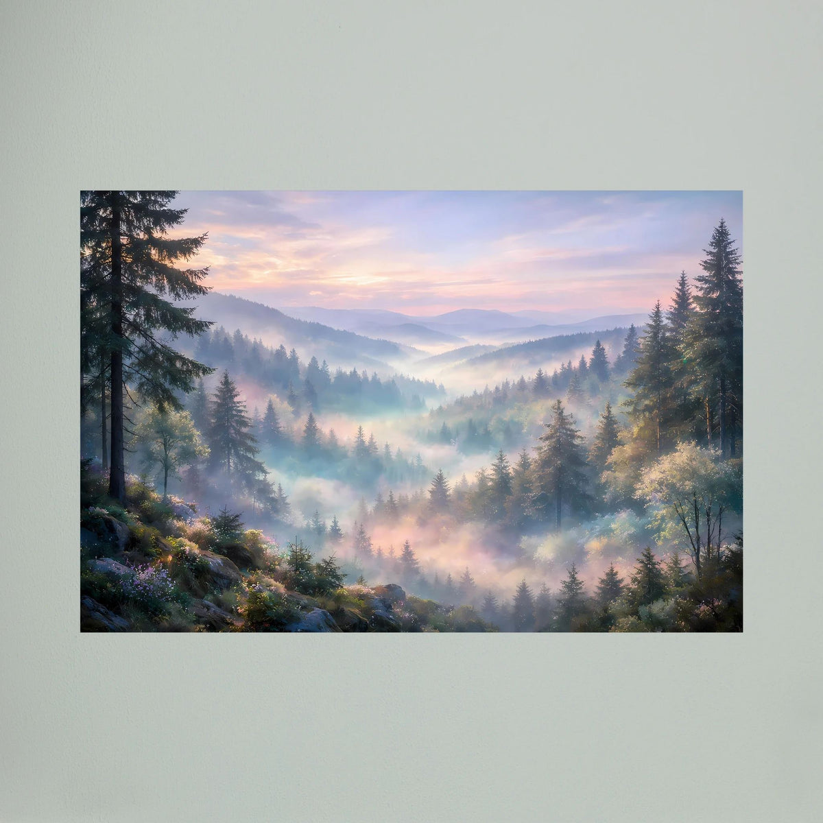 Wandposter im Querformat mit Berglandschaft im Nebeltal und Nadelwald bei Dämmerung