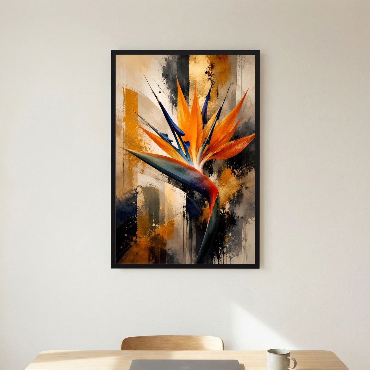 Abstraktes Poster im Hochformat im schwarzen Rahmen: orange-blauer Blütenstand mit goldenen Akzenten