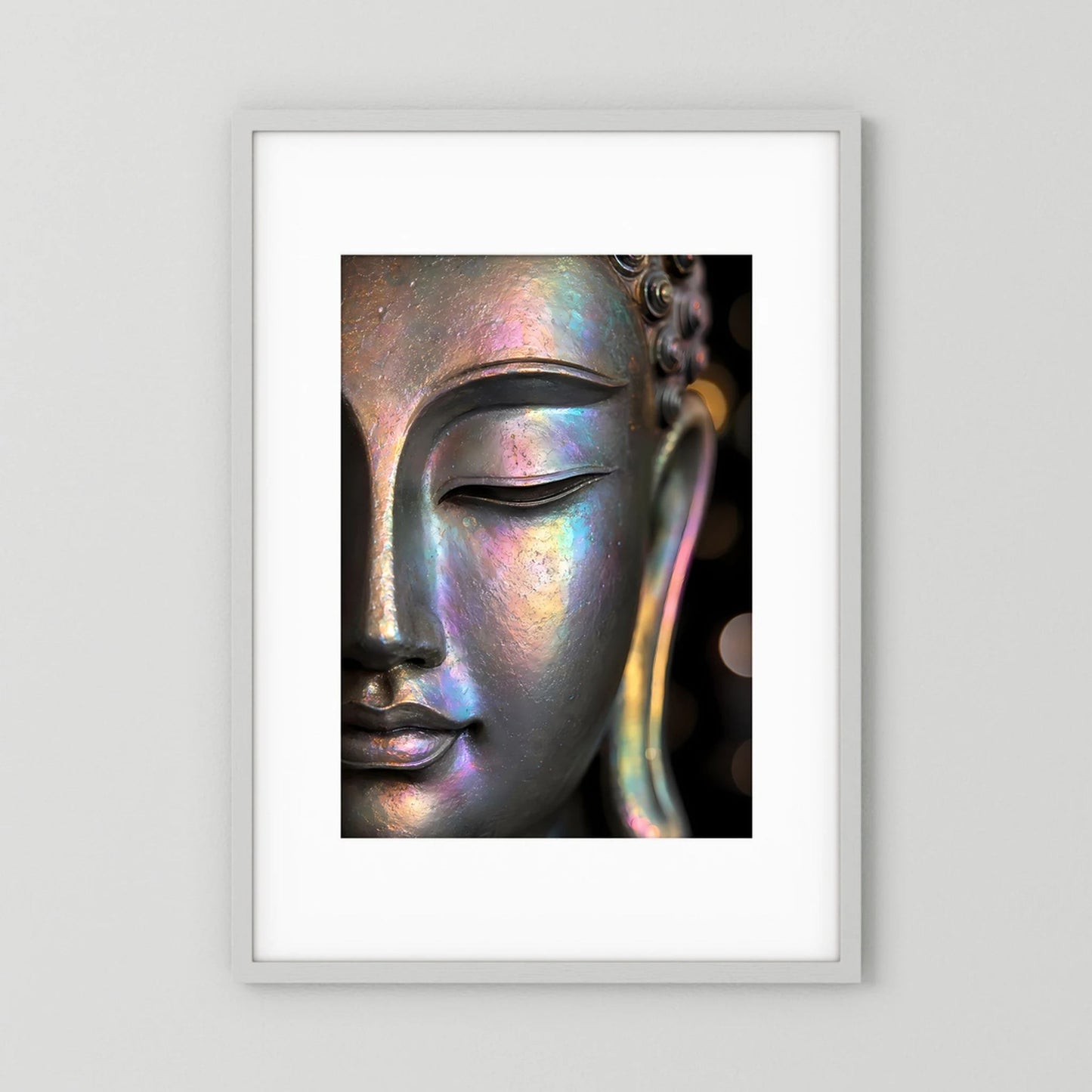 Kunstposter mit Buddha-Gesicht im perlmuttartig irisierenden Farbglanz, Hochformat