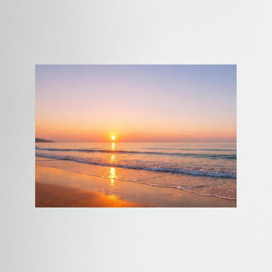 Naturposter im Querformat: goldener Sonnenuntergang am Meer mit Wellen und Strand