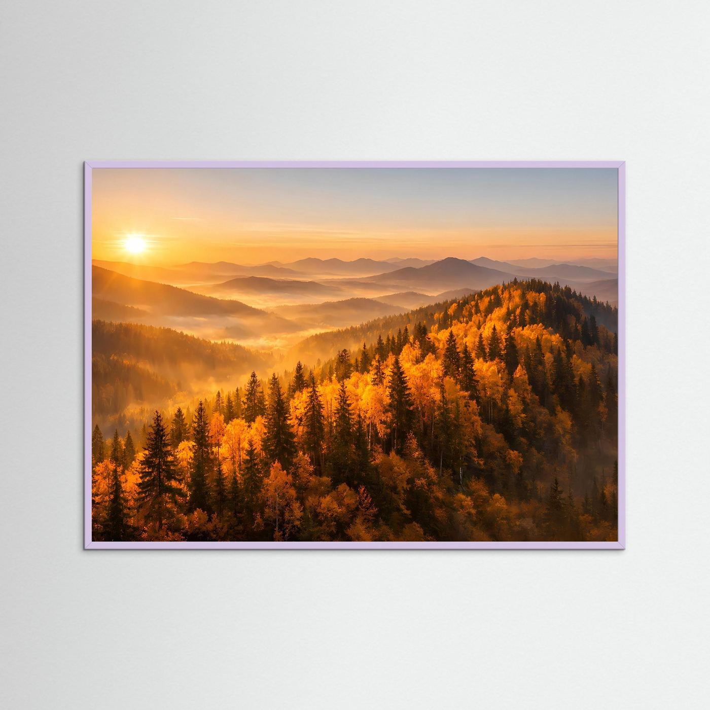 Wandbild mit violettem Rahmen, Herbstwald und Berge bei Sonnenaufgang.