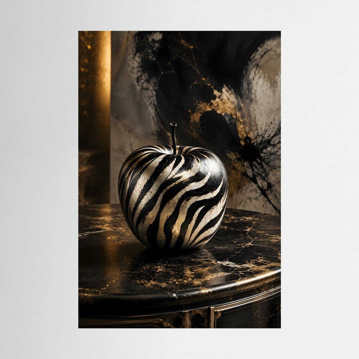 Kunstposter im Hochformat: Zebra-Apfel Schwarz-Weiß mit goldenen Reflexen