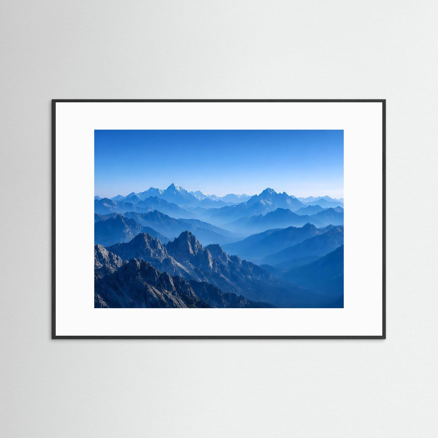 Wandbild mit blauer Gebirgslandschaft im Querformat, schwarzer Rahmen
