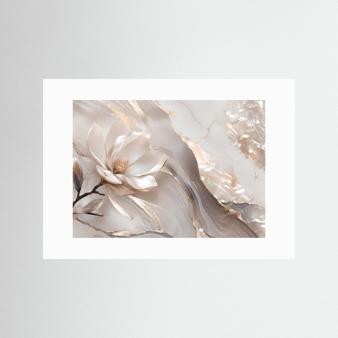 Florale Wandkunst mit weißer Magnolie, Perlmutt- und Goldakzenten, mit weißem Passepartout.