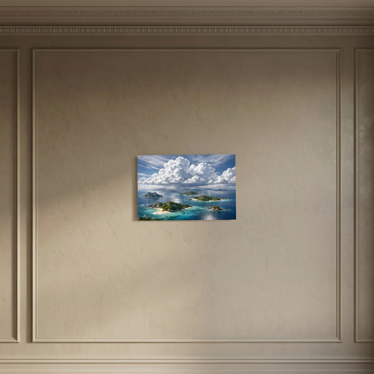 Tropisches Wandbild mit Inseln, türkisblauem Wasser und großen weißen Wolken