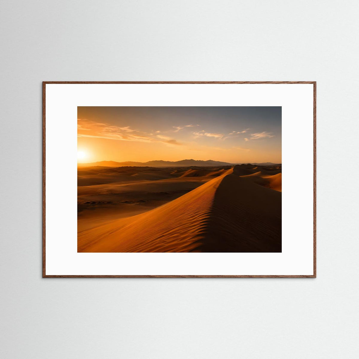 Wüstenlandschafts-Poster im Querformat mit braunem Holzrahmen und Sanddünen im Abendlicht