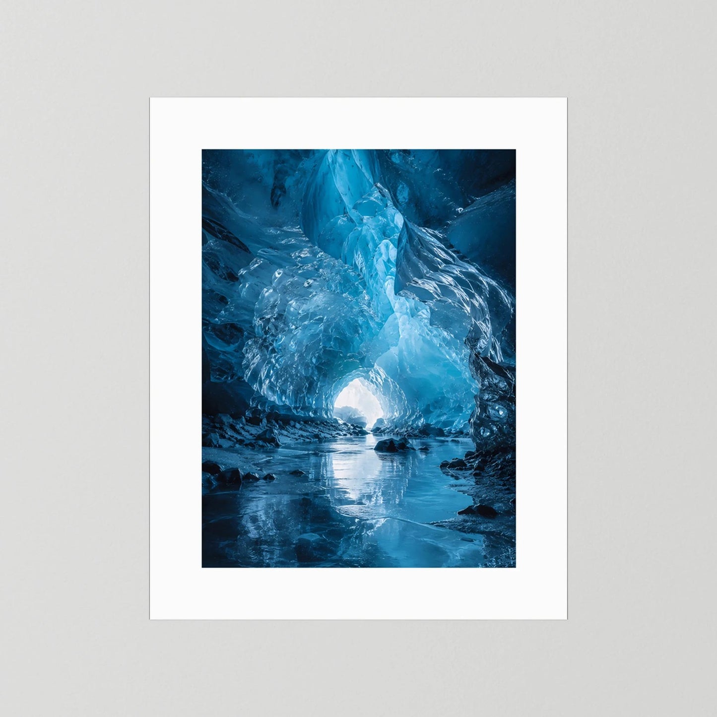 Unngerahmtes Poster im Hochformat mit leuchtender Eishöhle in Blau