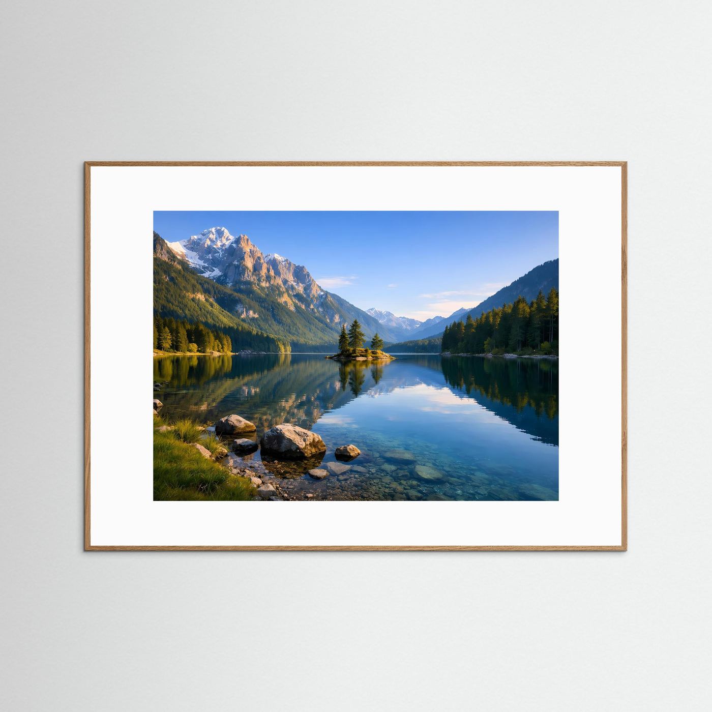 Panoramawandbild mit See- und Berglandschaft im naturfarbenen Holzrahmen