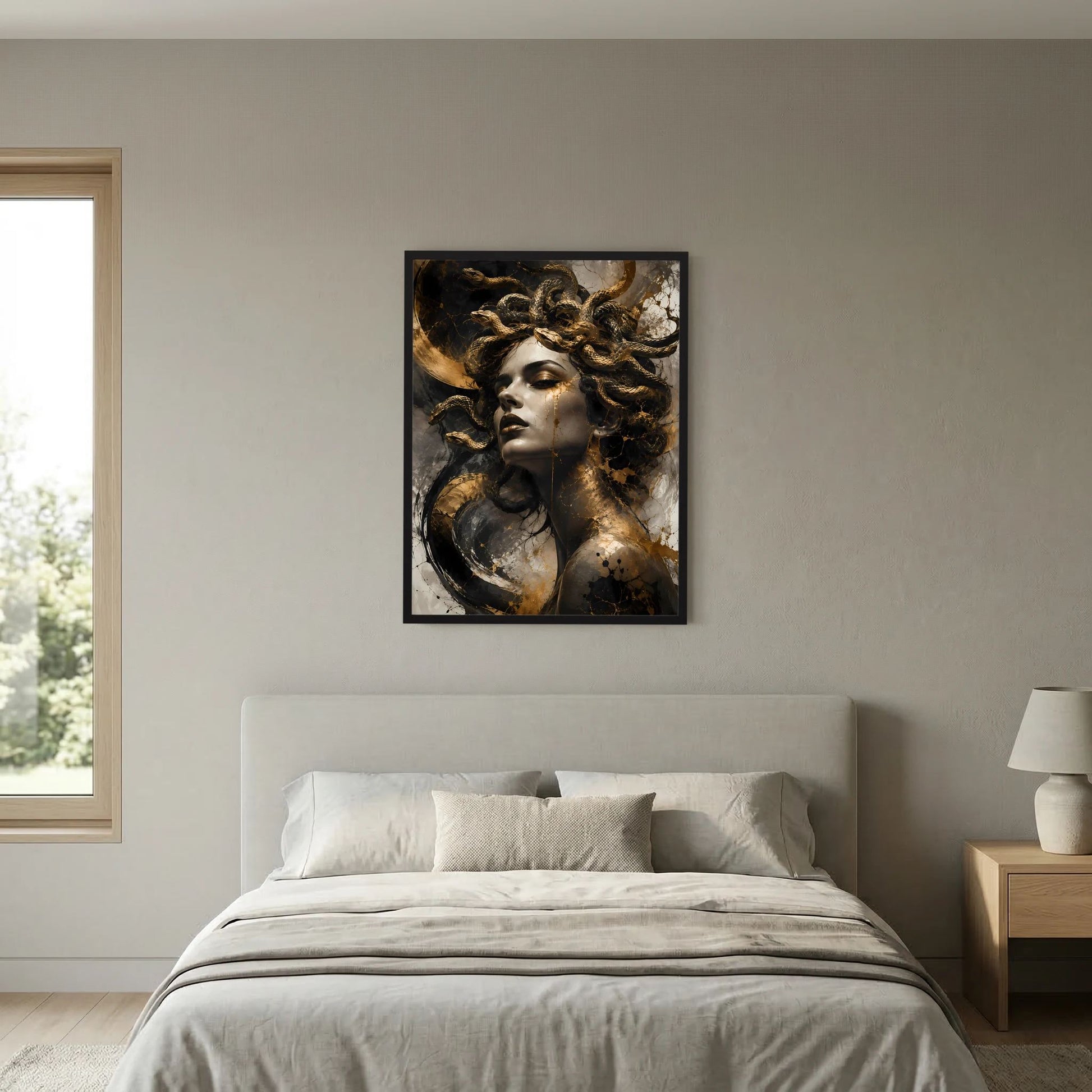 Gerahmtes Poster mit Medusa in Schwarz und Gold, Haaren aus goldenen Schlangen