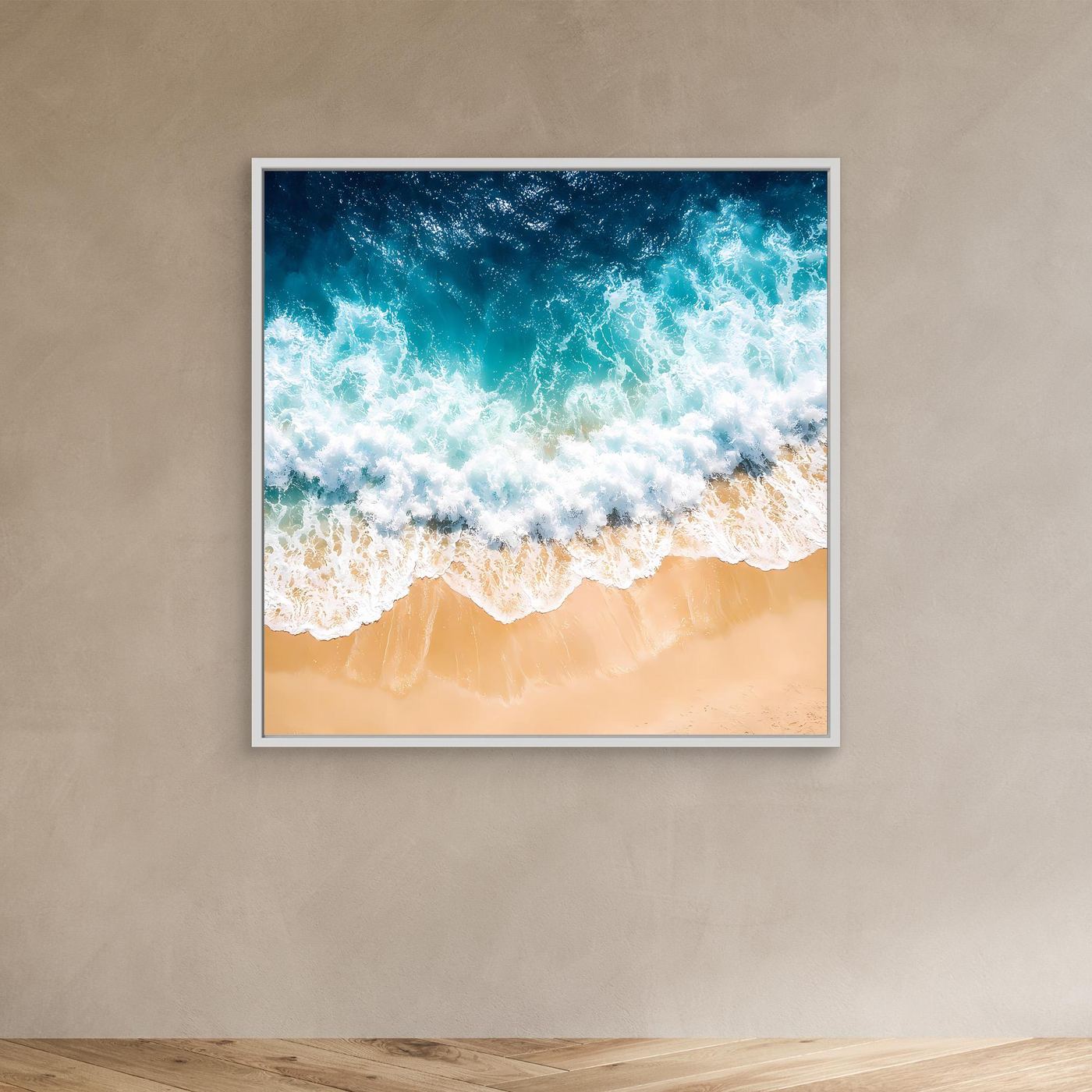 Leinwandbild mit türkisfarbenen Meereswellen und beigem Sandstrand im grauen Rahmen
