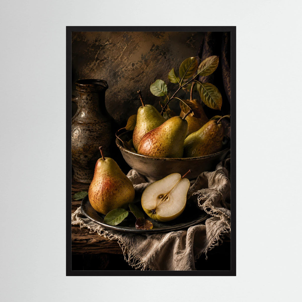 Poster mit Birnenstillleben: Birnen, Scheibe Birne, Schüssel und Keramikvase, schwarzer Rahmen.