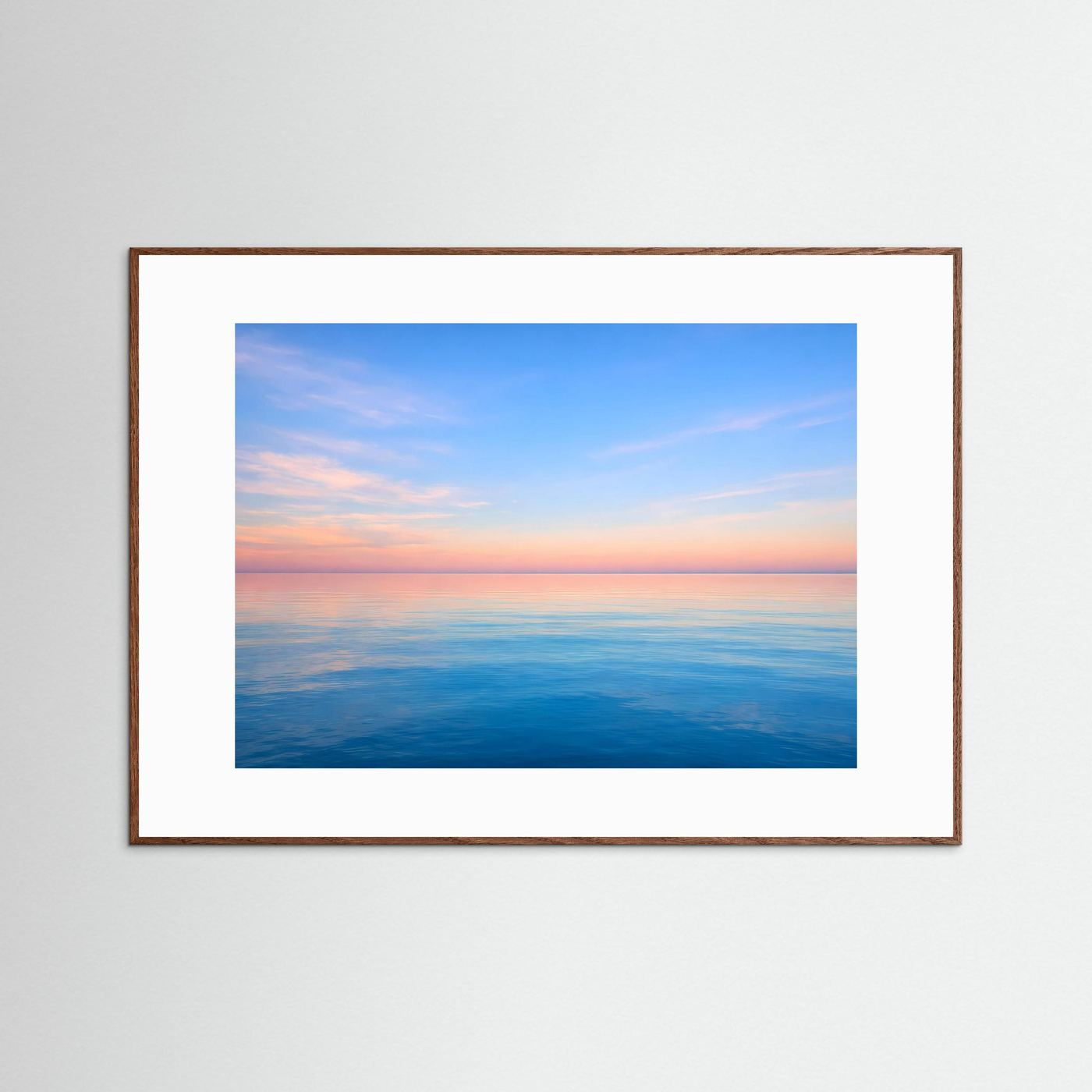 Wandbild mit dunklem Holzrahmen und Meer-Print bei Abendsonne, rechteckig
