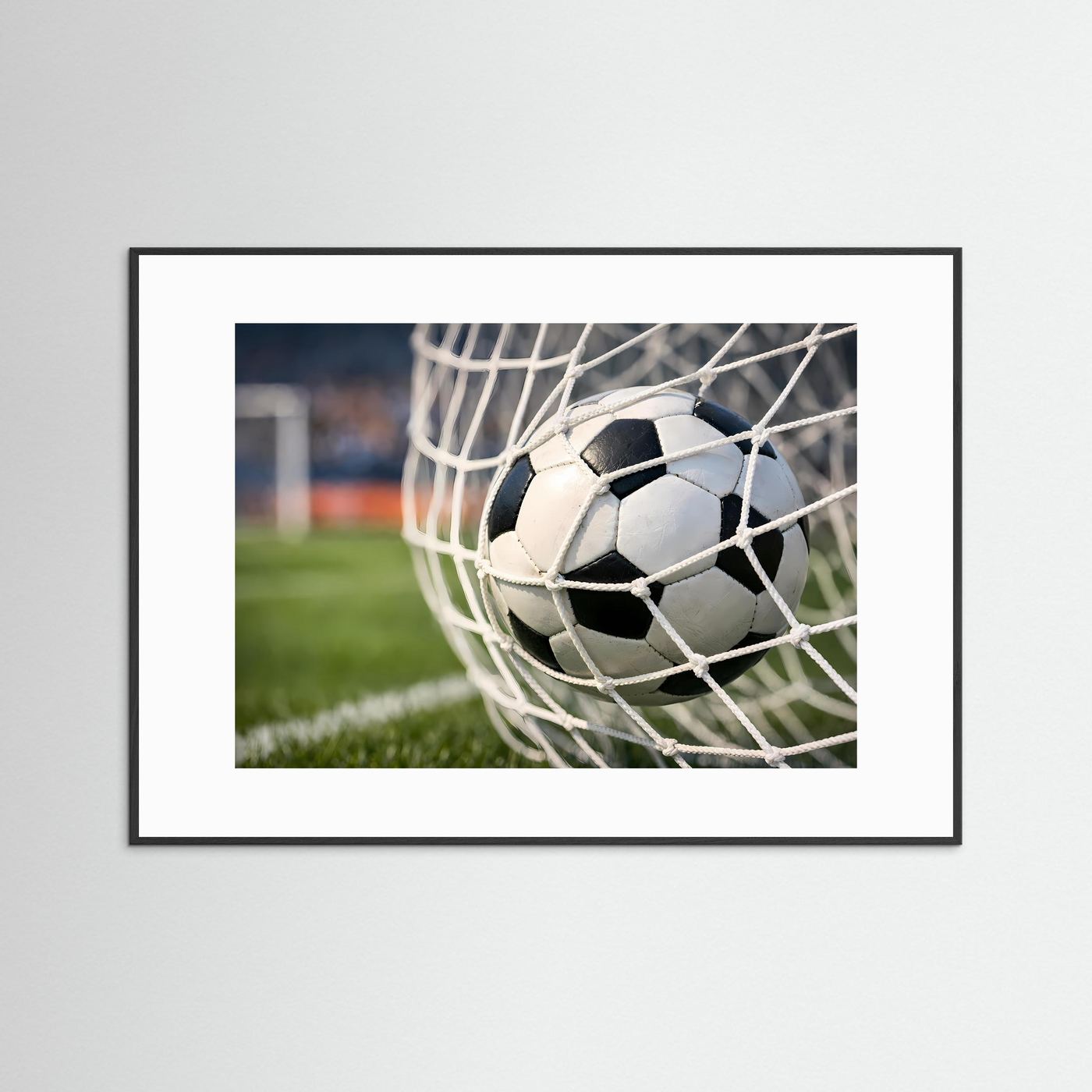 Querformat-Fußballposter mit Fußball im Tor-Netz, schwarzer Rahmen