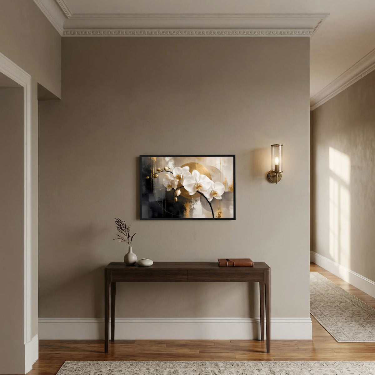 Querformatiges Orchideen-Poster mit dunklem Holzrahmen und weißen Blüten im Gold-Schwarz-Mix