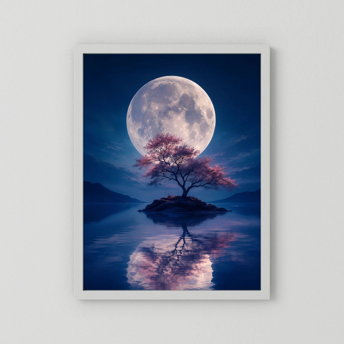 Weiß gerahmtes Hochformat-Poster mit Vollmond, Baum auf Insel und Reflexion im Wasser