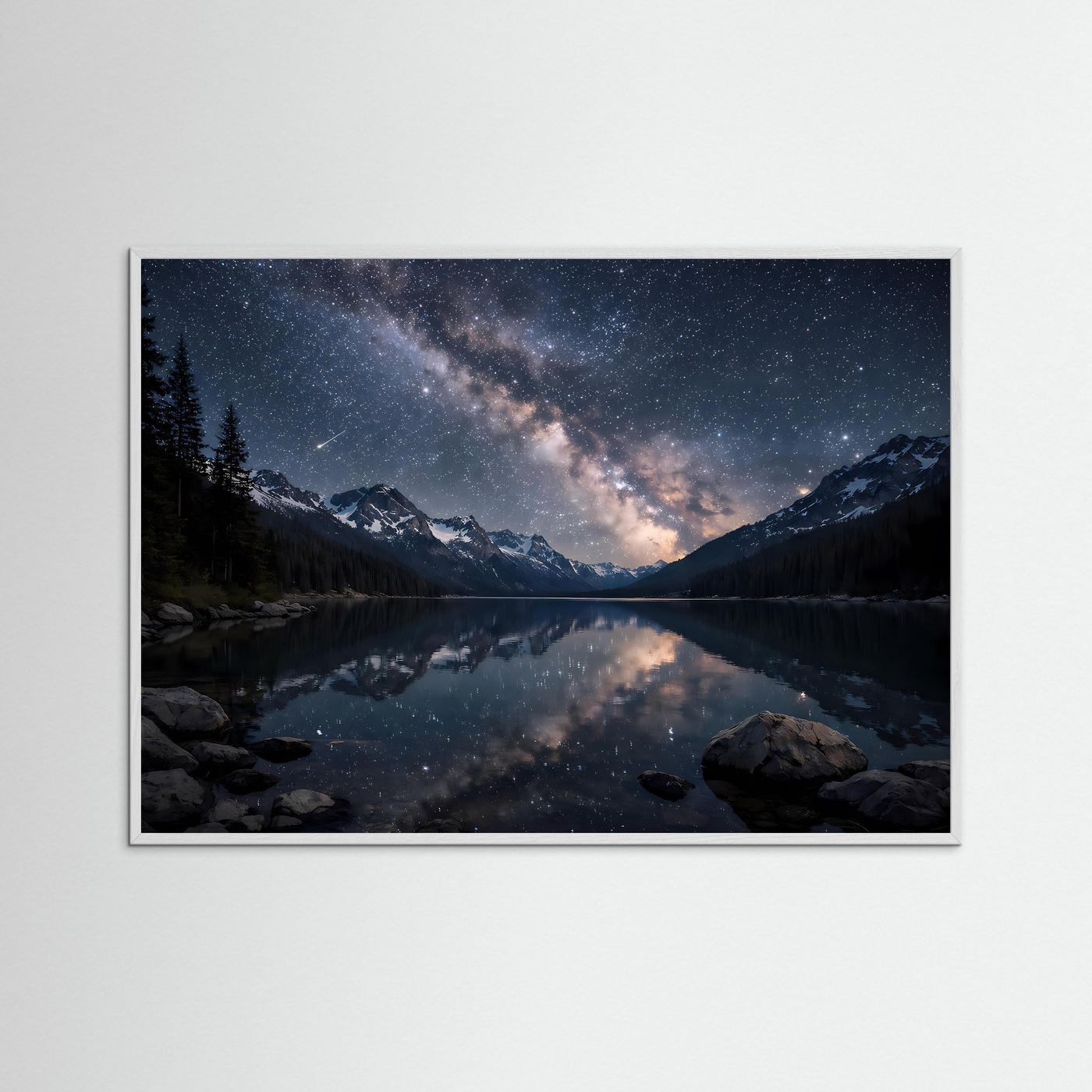 Panorama-Poster mit Bergsee bei Nacht, grauer Holzrahmen
