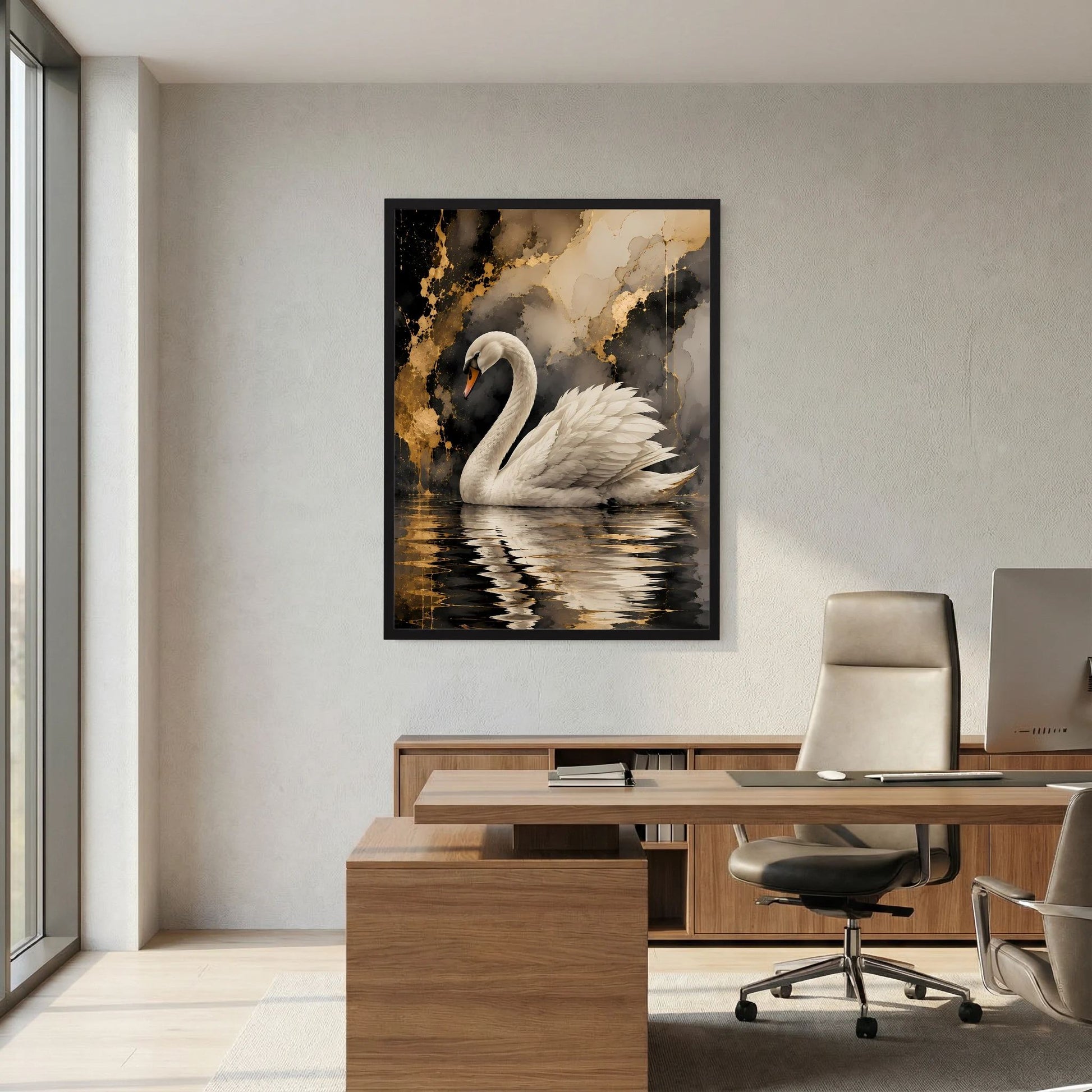 Wandposter mit weißem Schwan und Spiegelung im dunklen Wasser, goldene Akzente, schwarzer Rahmen