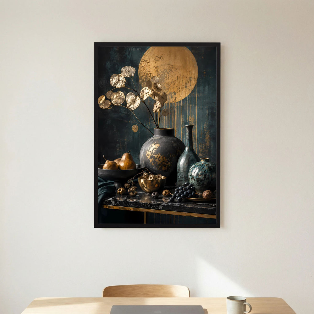 Kunstposter im Hochformat mit Gold- und Petrol-Stillleben, schwarzer Bilderrahmen