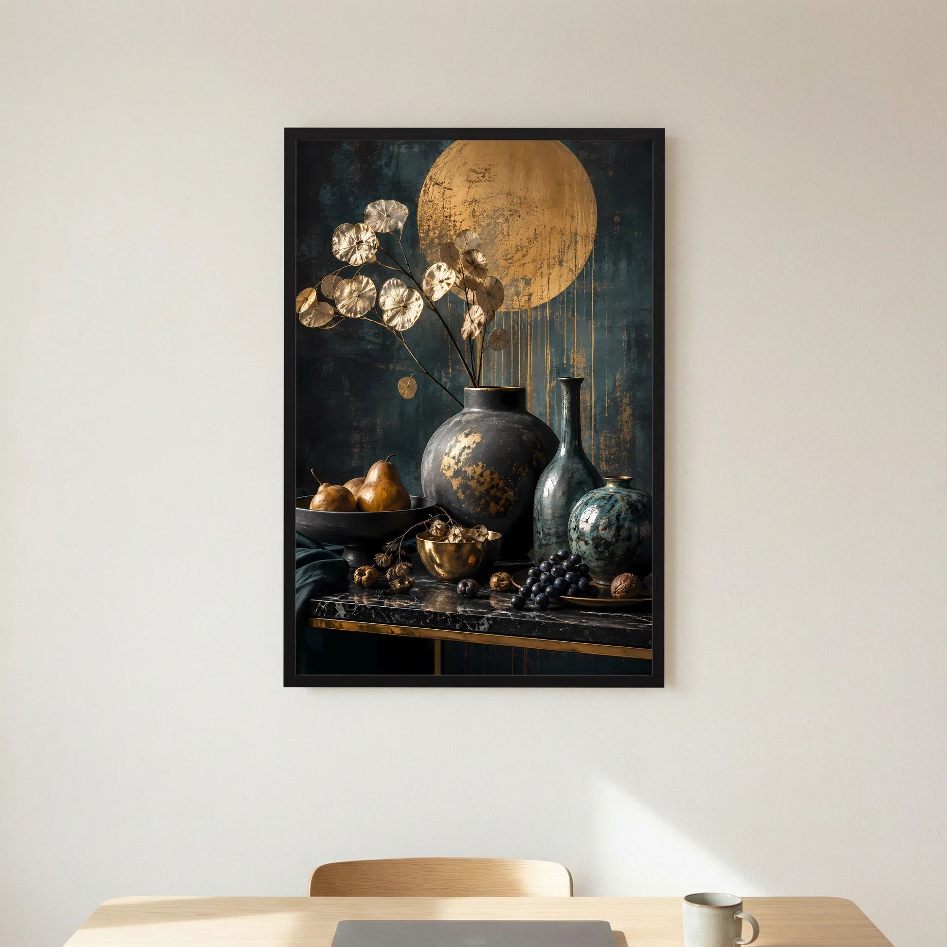 Kunstposter im Hochformat mit Gold- und Petrol-Stillleben, schwarzer Bilderrahmen