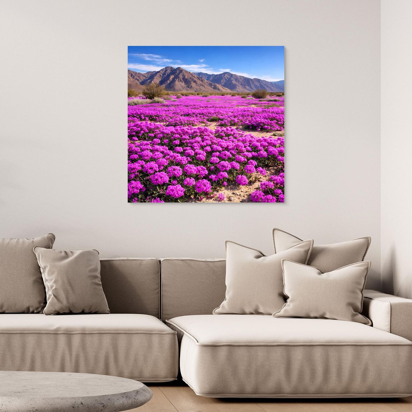 Leinwandbild mit violett blühendem Wüstenfeld, Bergen im Hintergrund