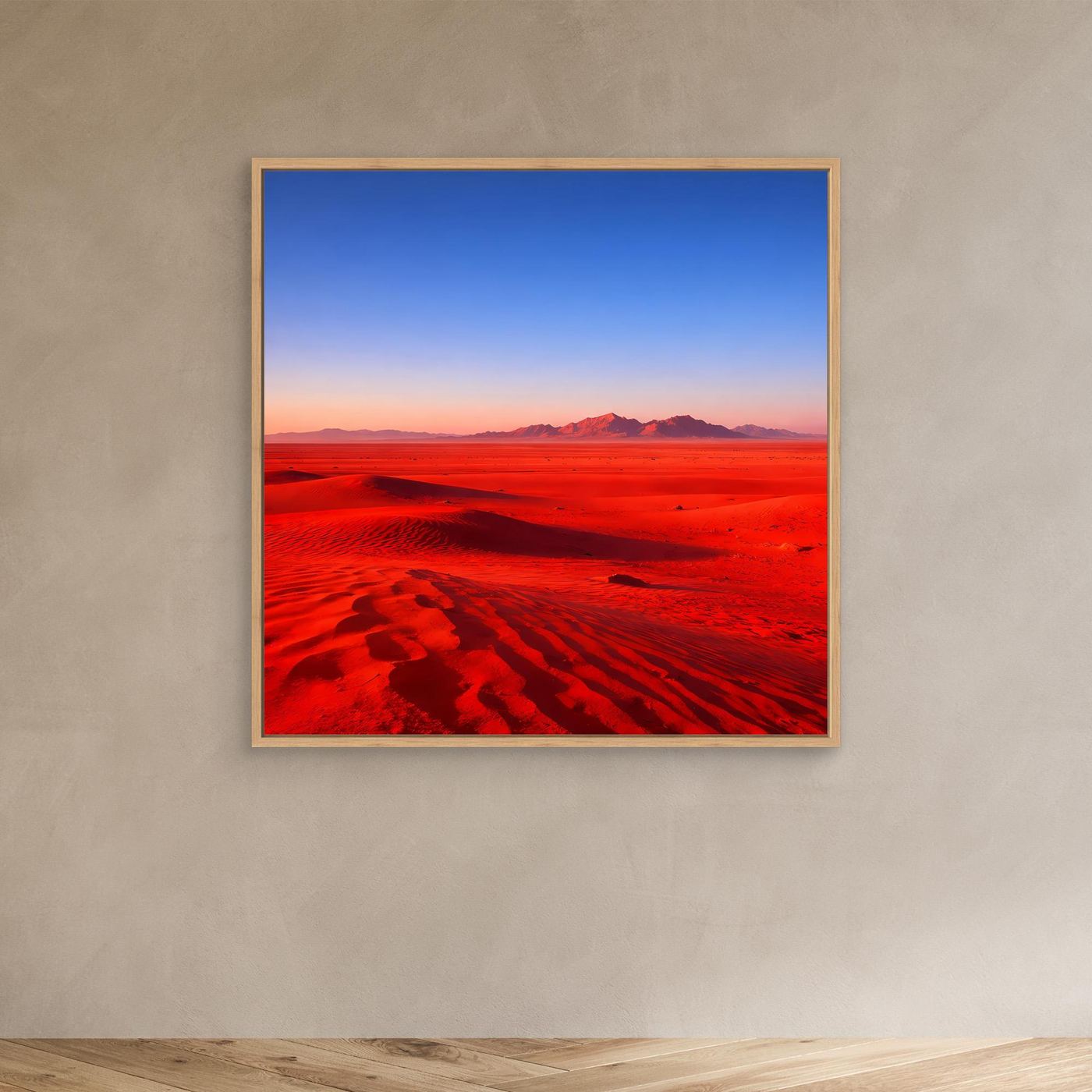Leinwandbild mit roter Wüste und Dünen bei Dämmerung, Eichenrahmen