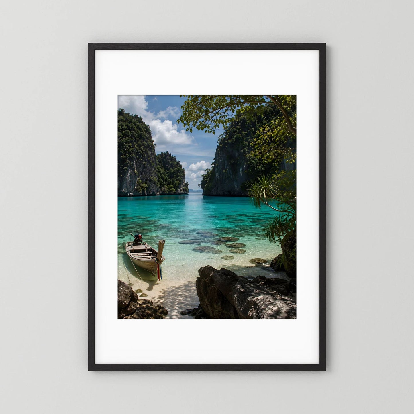 Gerahmtes Poster im schwarzen Rahmen mit türkisblauem Meer, Boot und Felsen