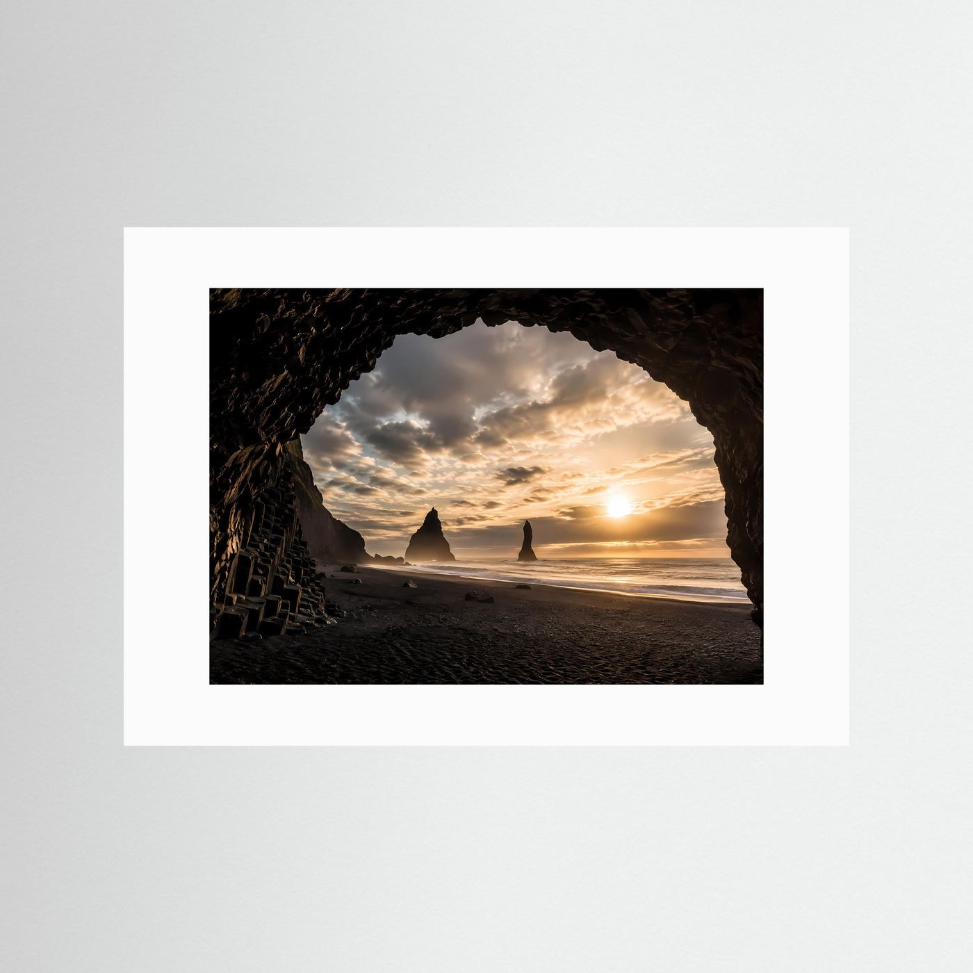 Horizontales Poster mit Meeresküste und Felsenhöhle am schwarzen Strand mit weißem Passepartout