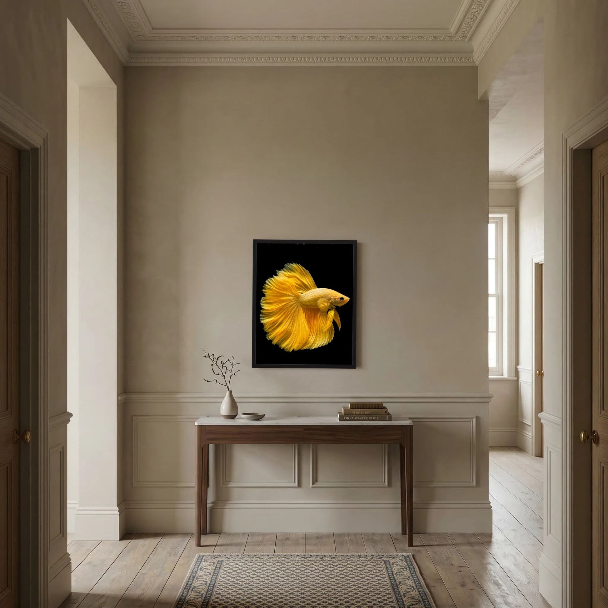 Gerahmtes Kunstposter mit goldgelbem Kampffisch über schmaler Konsole im Flur