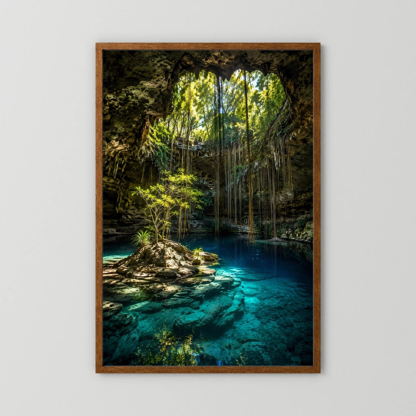 Porträtposter im braunem Holzrahmen, Dschungel‑Höhle mit türkisfarbenem Wasser und Pflanzen