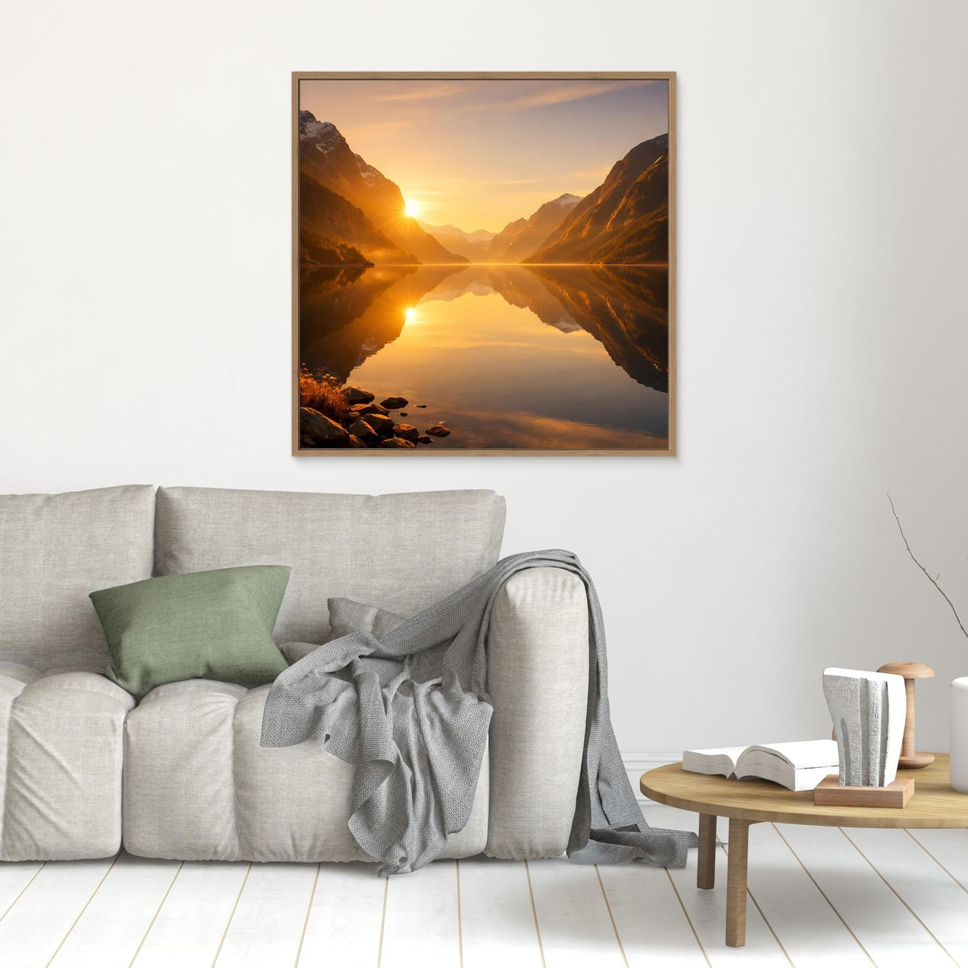Leinwandbild mit Sonnenaufgang über Fjord, spiegelnde Berge, hellbrauner Rahmen.