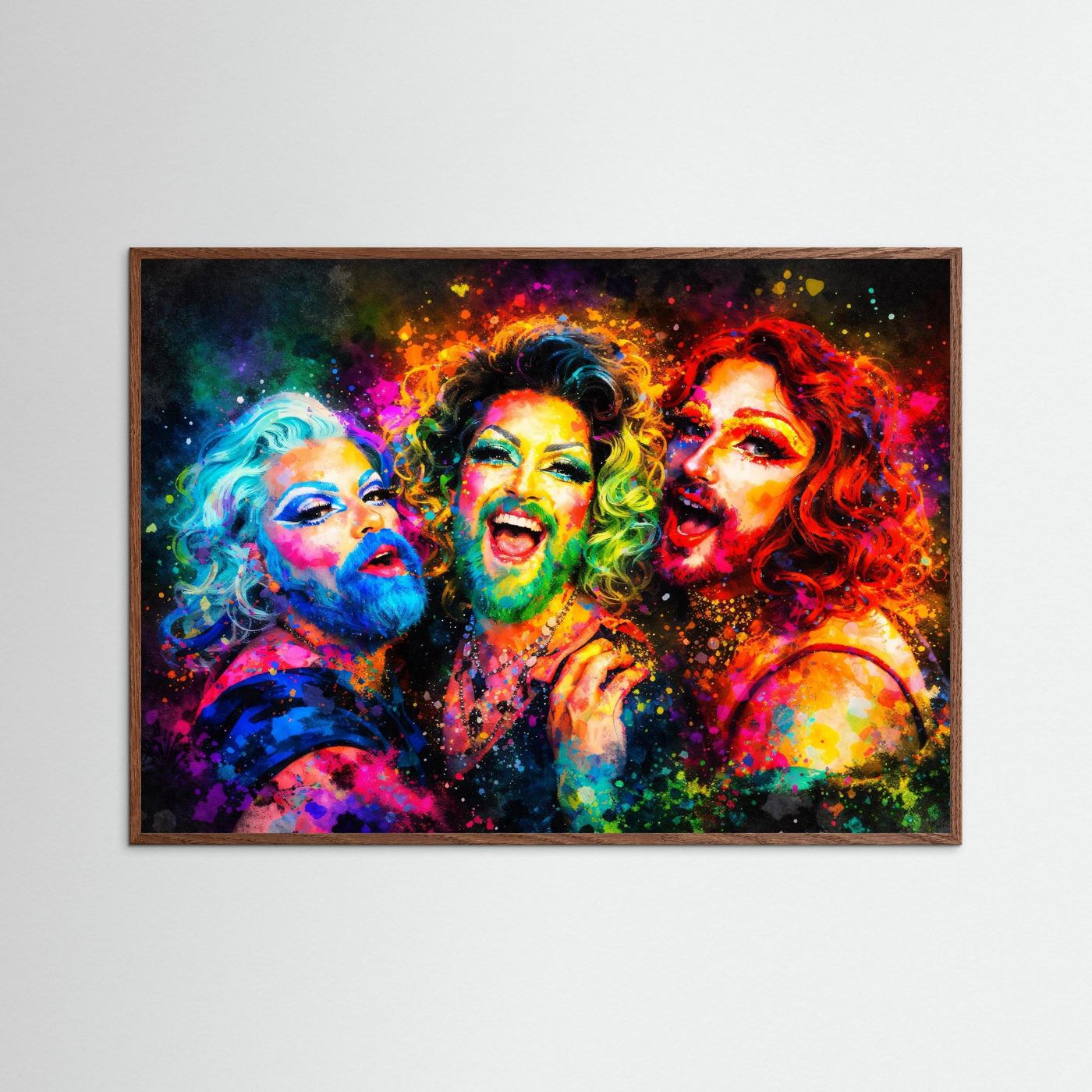 Gerahmtes Poster mit drei bunten Drag-Porträts, brauner Holzrahmen.