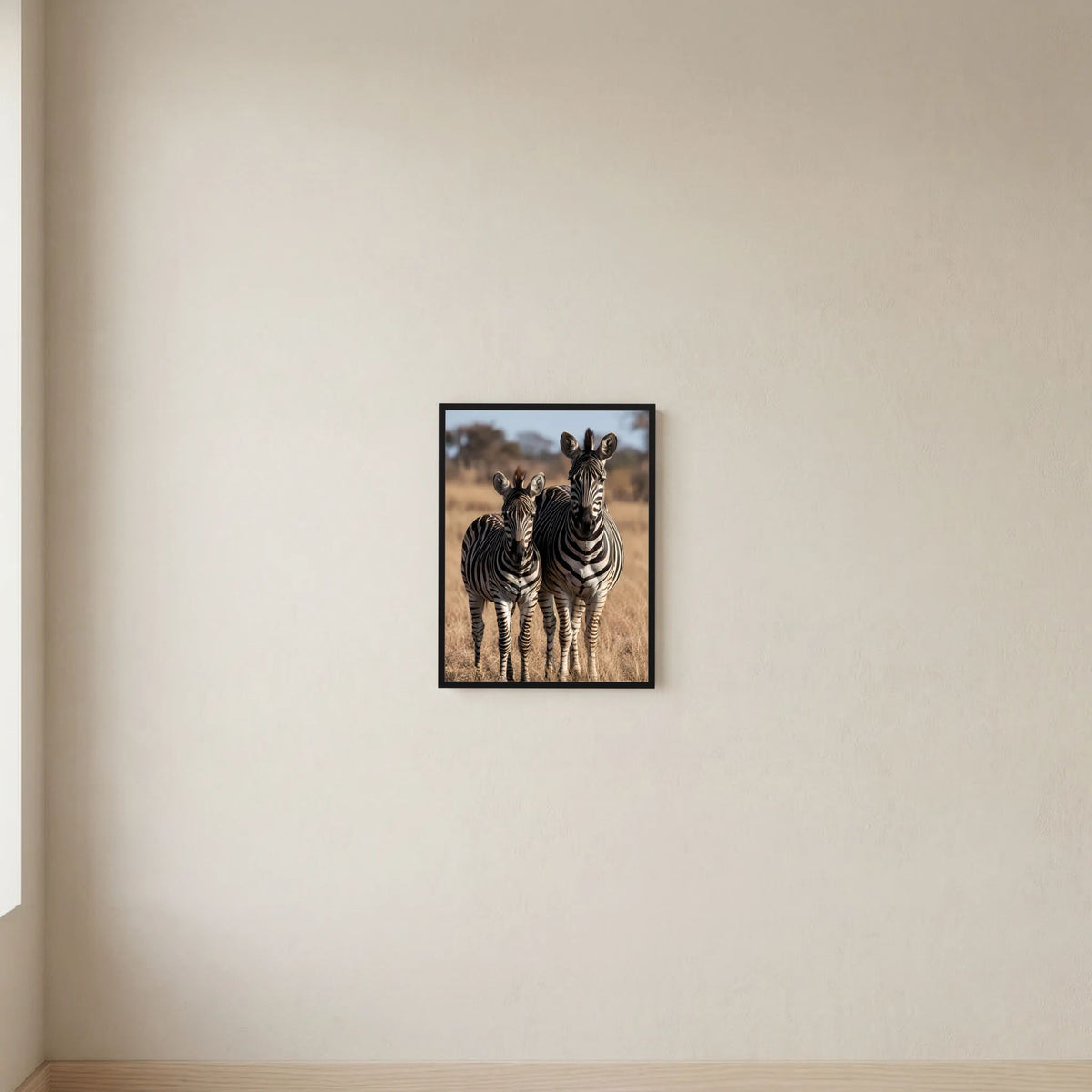 Wandposter mit Zebras (Mutter und Jungtier) im schwarzen Rahmen, hochformatig.