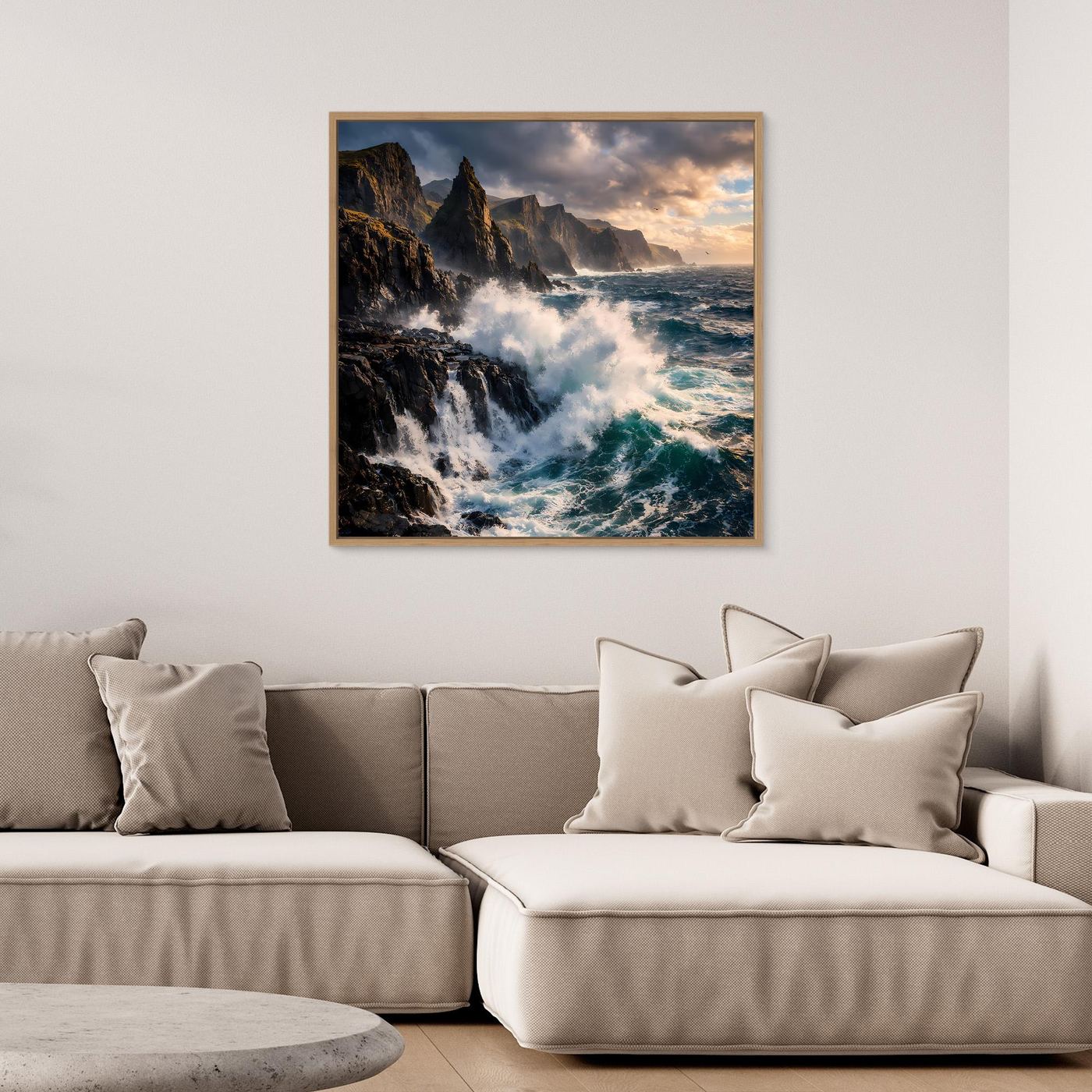 Leinwandbild mit wilder Meeresbrandung und dramatischem Himmel, Felsformationen, gerahmt