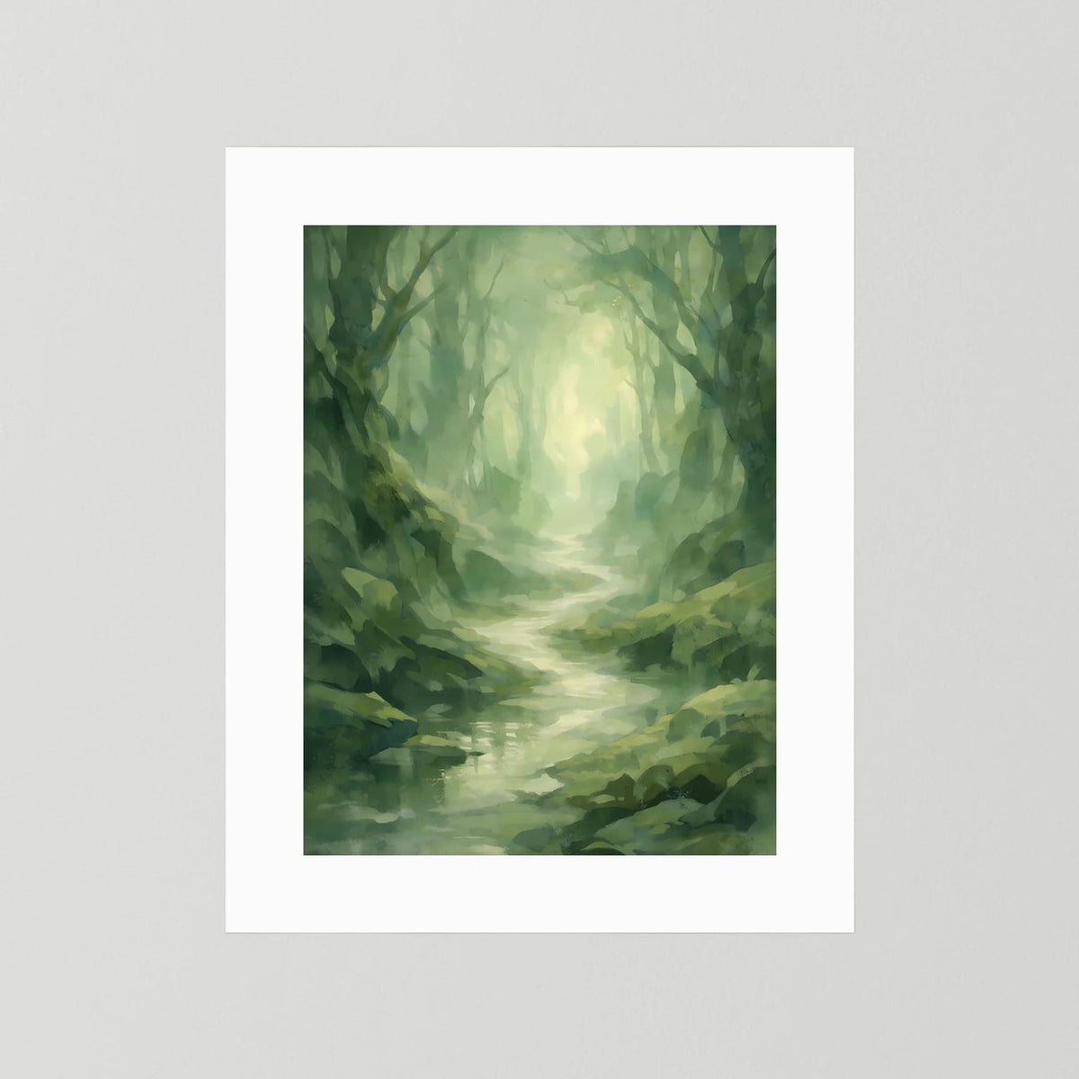 Waldposter Hochformat mit grünem Nebelwald und Bachlauf, nur weißer Rand