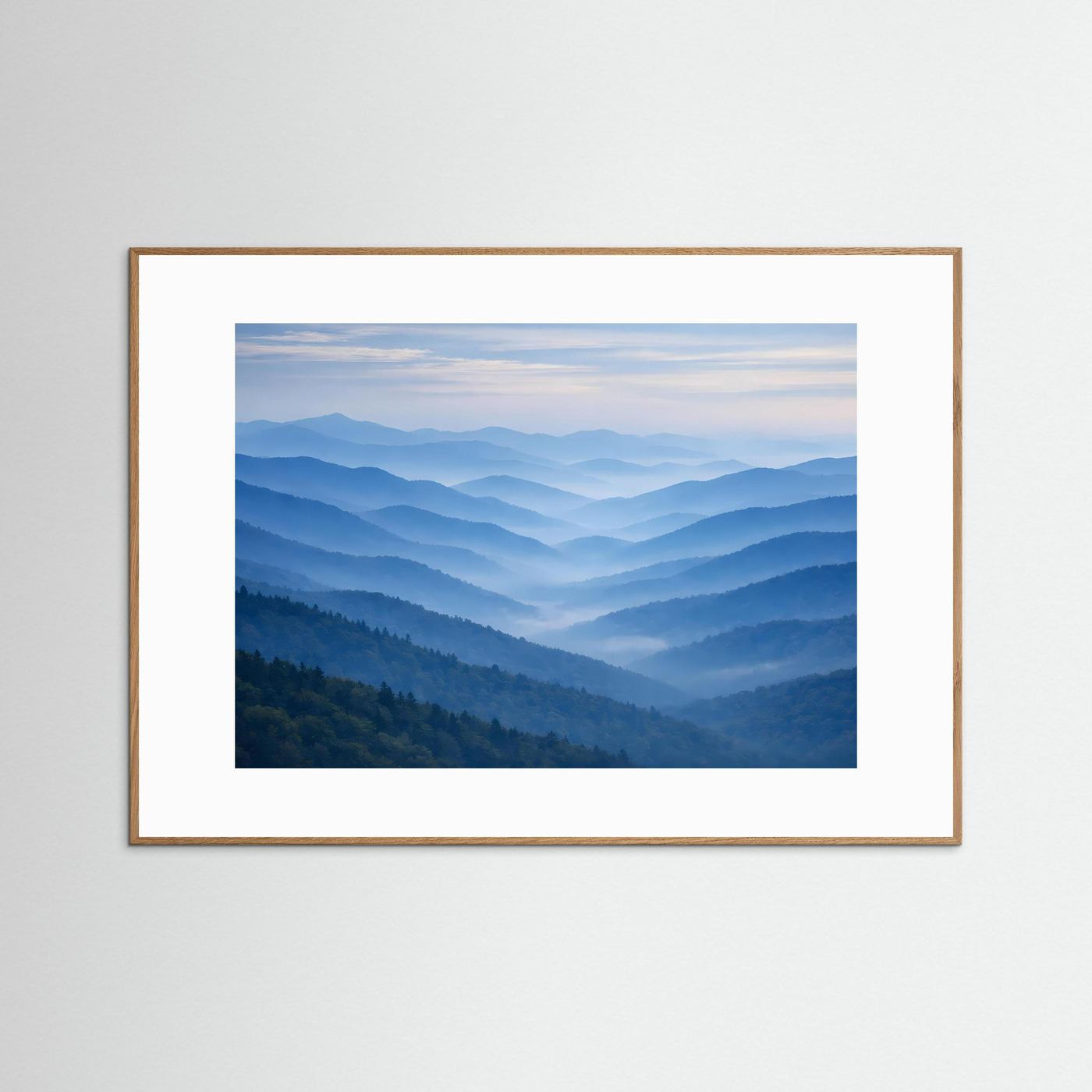 Poster Berglandschaft im Nebeltal, dunkler Eichenrahmen, weißer Innenrand