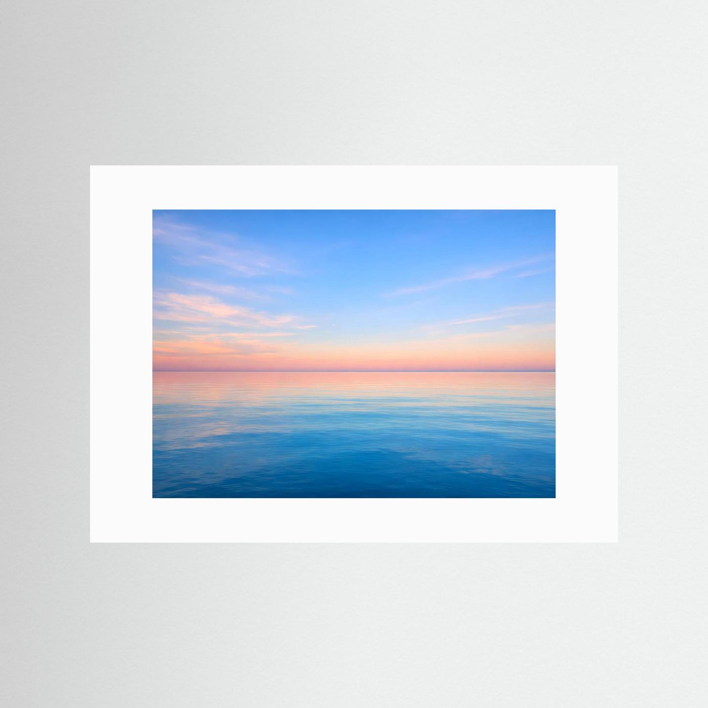 Wandbild mit weißem Passepartout und Meer-Print bei Abendsonne, rechteckig
