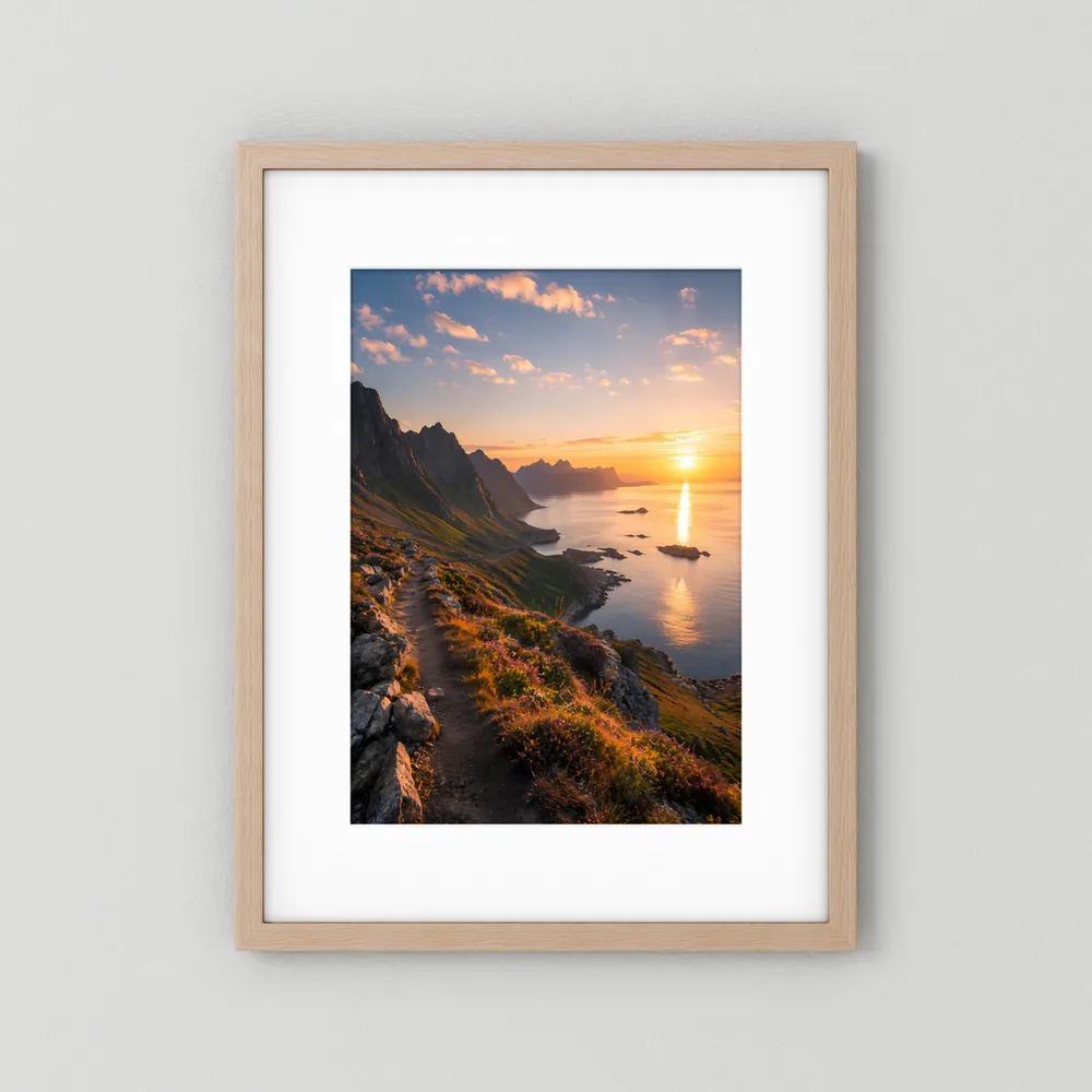 Poster im Hochformat mit hellem Holzrahmen und weißem Passepartout, Küste bei Sonnenuntergang