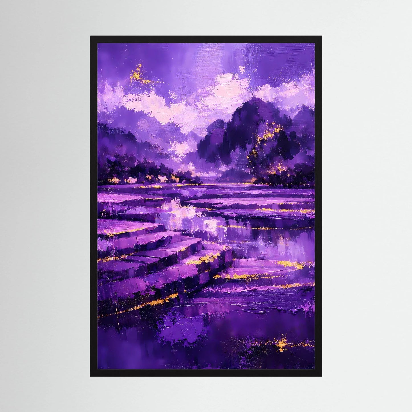 Hochformat-Poster mit abstrakter violetter Landschaft, See, Bergsilhouetten und goldenen Lichtakzenten; schwarzer Rahmen.