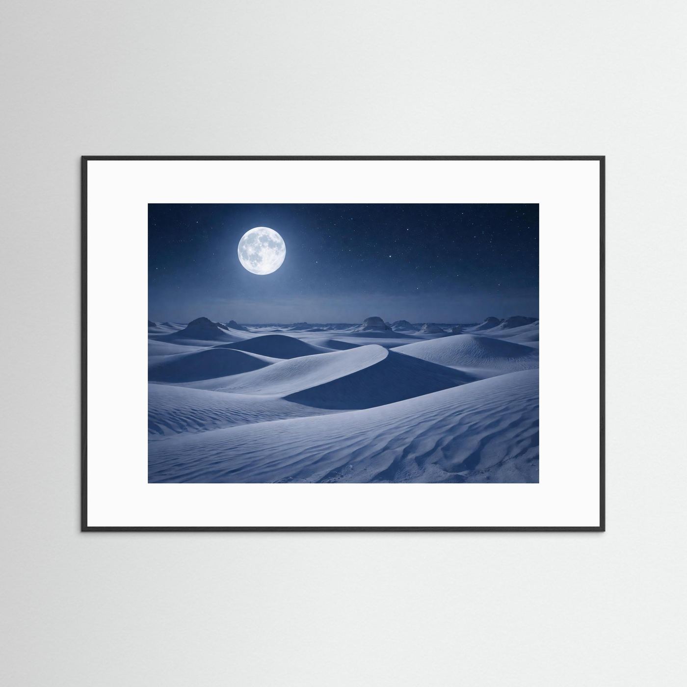 Poster im Querformat mit Sanddünen, Vollmond und Sternenhimmel, schwarzer Rahmen & weißes Passepartout