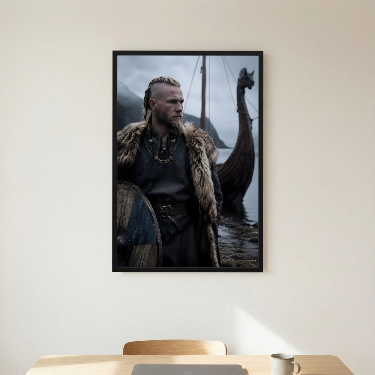 Wikinger-Poster im schwarzen Rahmen: Krieger mit Fell, Schild und Segelschiff im Hintergrund
