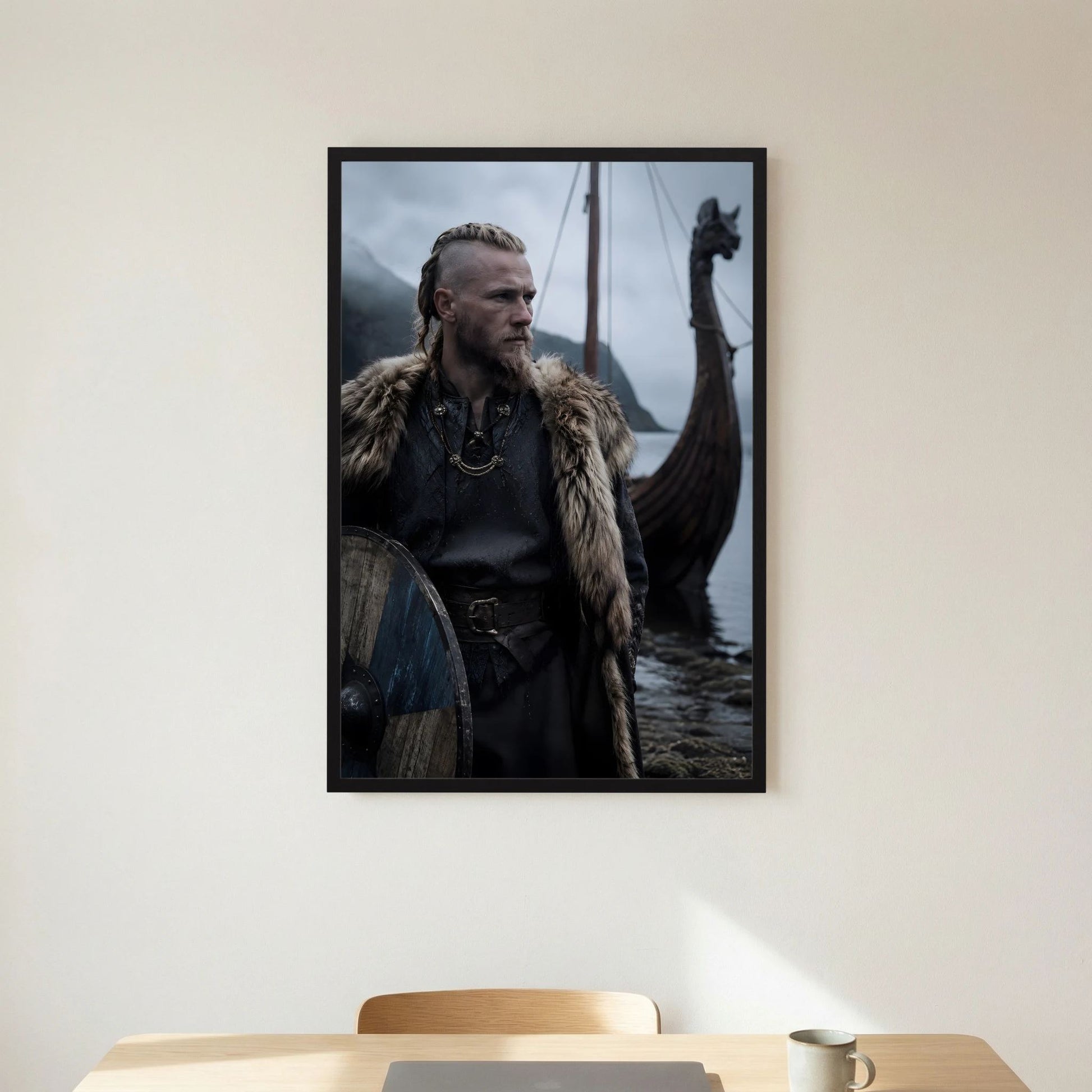 Wikinger-Poster im schwarzen Rahmen: Krieger mit Fell, Schild und Segelschiff im Hintergrund
