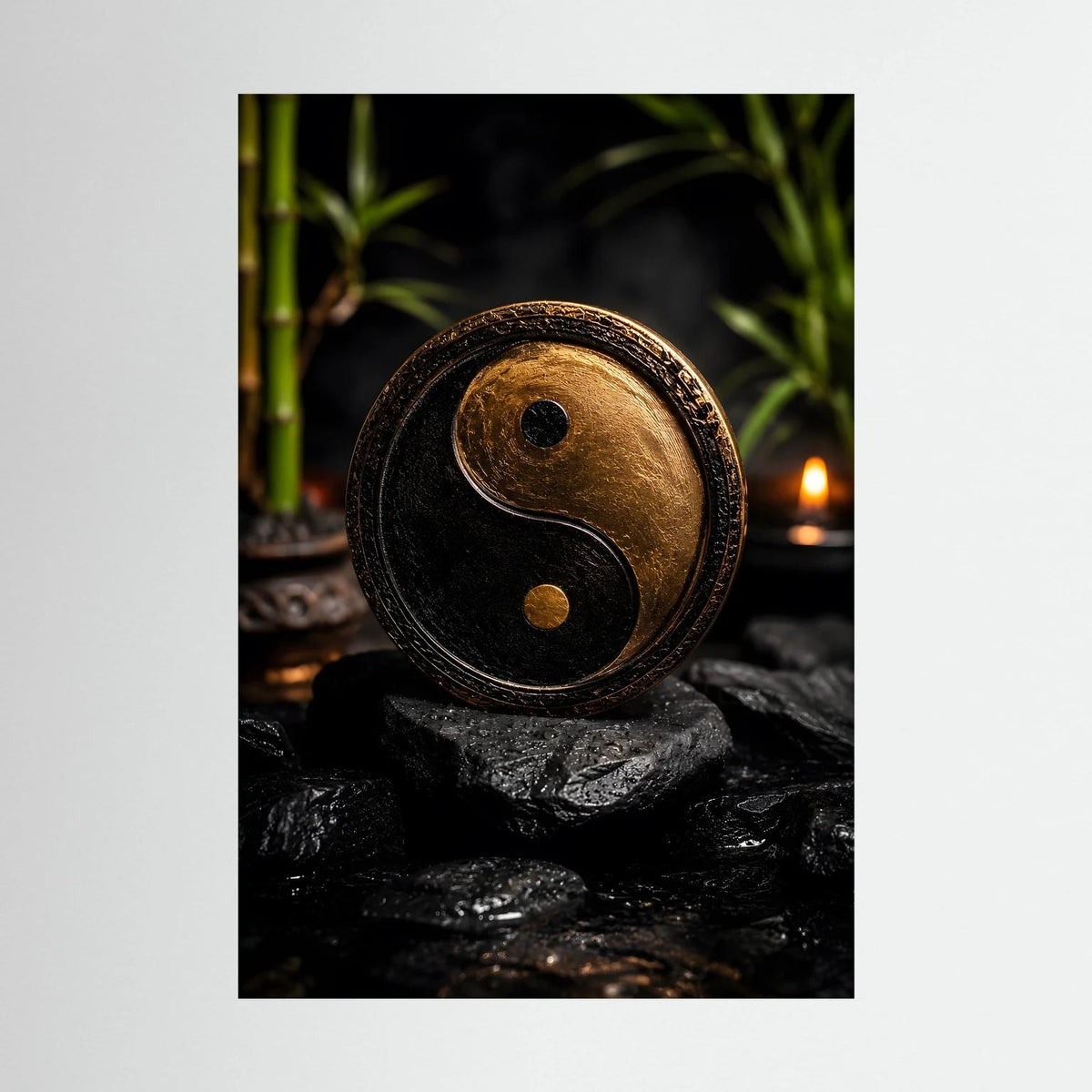 Nahansicht Yin-Yang-Wandbild: gold-schwarzes Kreissymbol auf dunklen Steinen mit Kerze