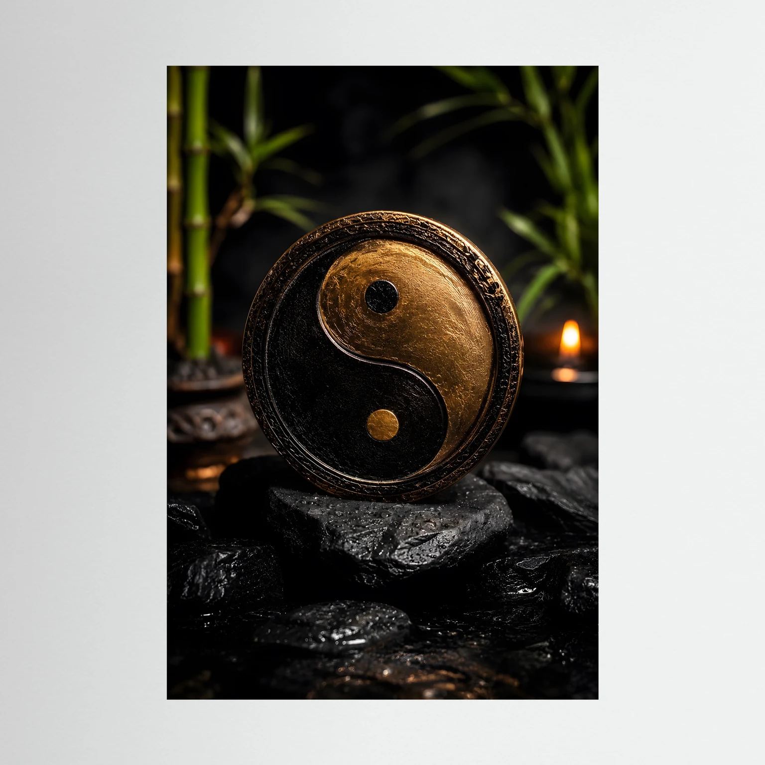 Nahansicht Yin-Yang-Wandbild: gold-schwarzes Kreissymbol auf dunklen Steinen mit Kerze