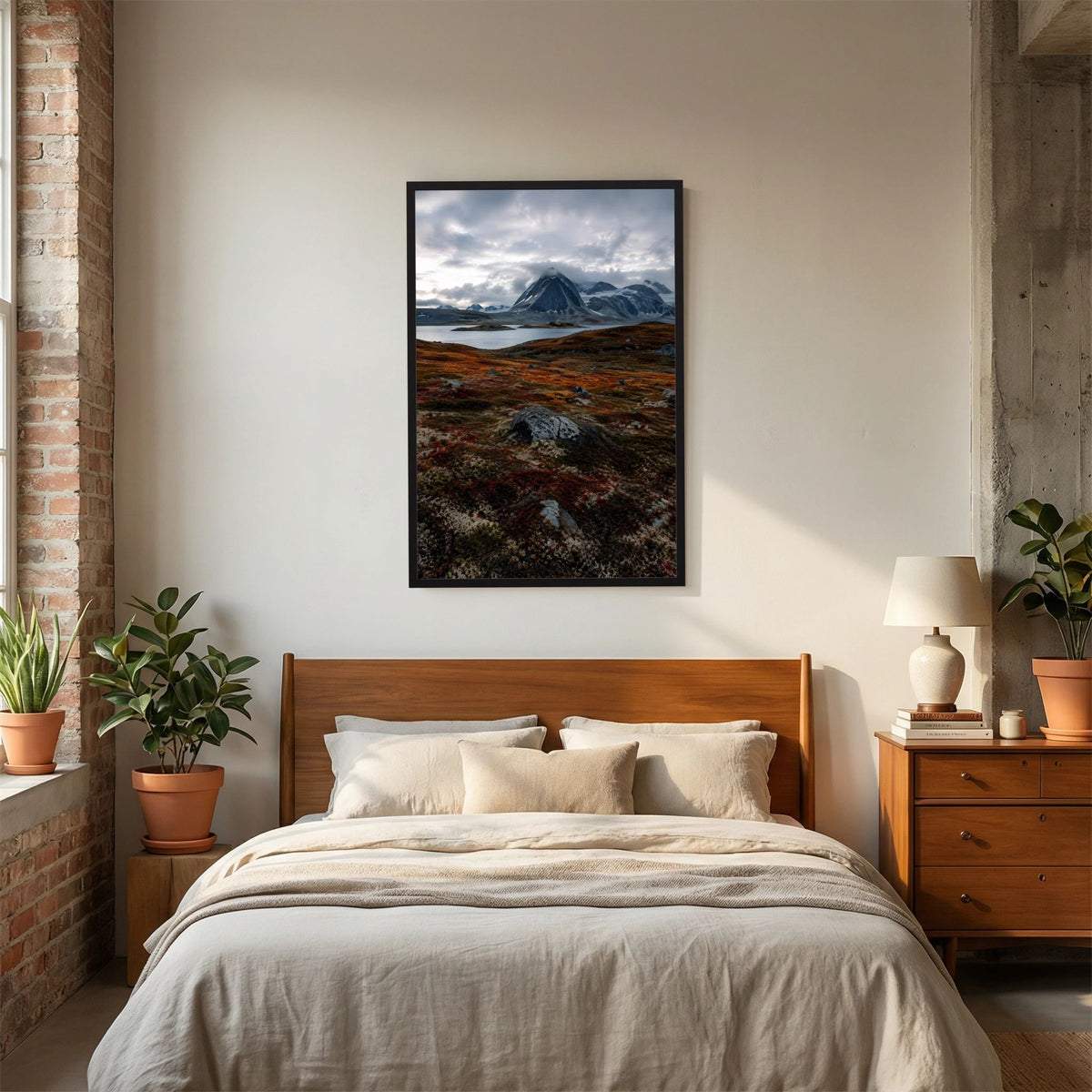 Naturposter im Hochformat mit schwarzem Rahmen über dem Bett, Berglandschaft in Grau/Rostrot