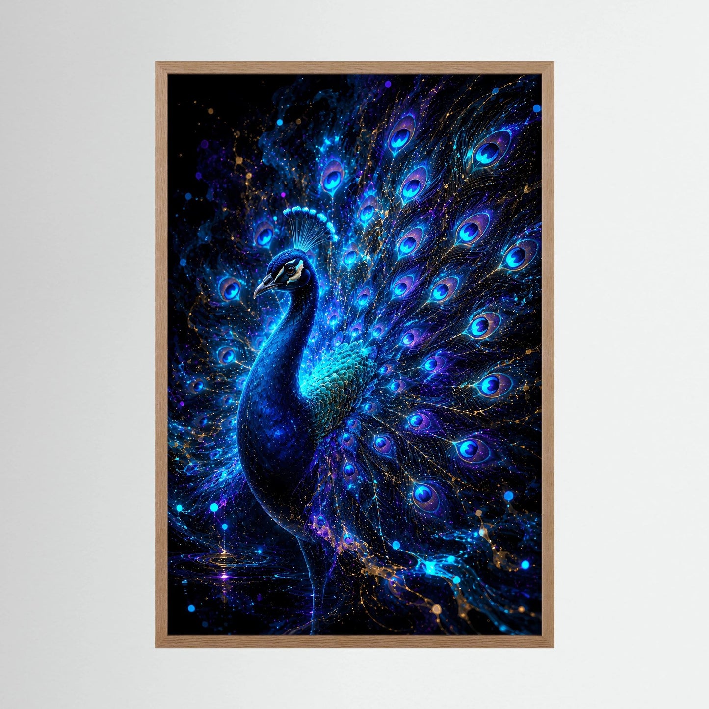 Pfauenposter im hellen Holzrahmen: leuchtender blauer Pfau mit violett-blauen Pfauenaugen