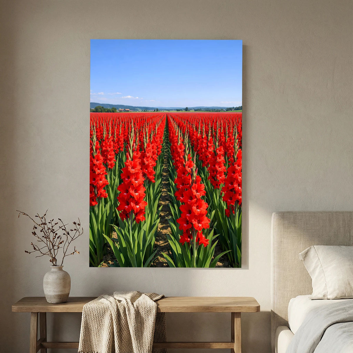 Wandbild: rotes Gladiolenfeld mit Mittelweg, grüne Blätter und heller Horizont